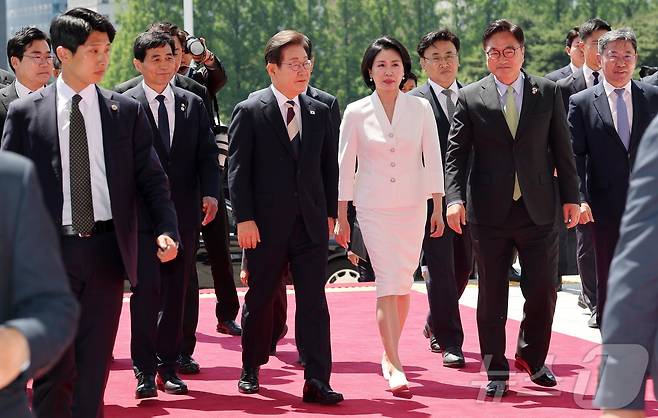 이재명 제21대 대한민국 대통령 내외가 영접 나온 우원식 국회의장과 함께 4일 취임 행사가 열리는 국회 본청으로 들어서고 있다. 2025.6.4/뉴스1 ⓒ News1 국회사진기자단