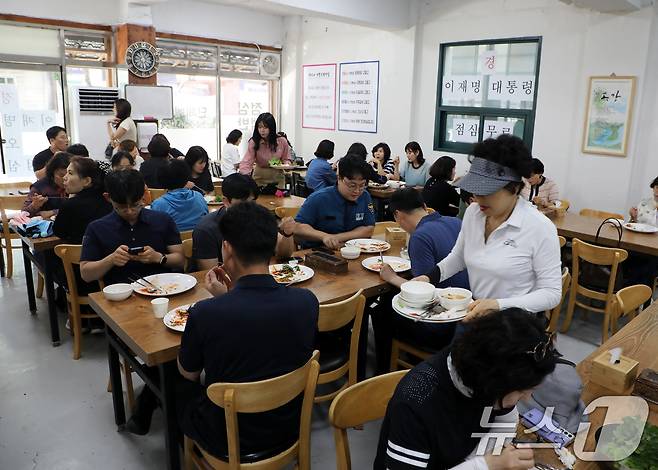 4일 낮 광주 서구 양여사 가정식백반에서 손님들이 식사하고 있다. 2025.6.4/뉴스1 ⓒ News1 이수민 기자