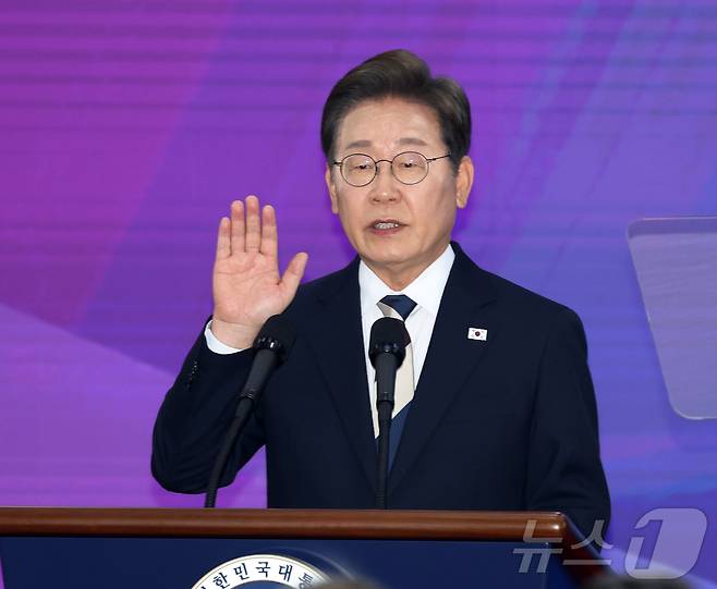 이재명 대통령이 4일 서울 여의도 국회 본청 로텐더홀에서 제21대 대통령 취임선서를 하고 있다. 2025.6.4/뉴스1 ⓒ News1 국회사진기자단