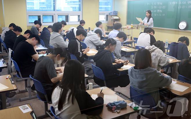 재수생들이 2026학년도 대학수학능력시험 6월 평가원 모의고사 시행일인 4일 오전 서울 양천구 종로학원 고사실에서 시험 시작을 기다리고 있다. (공동취재) 2025.6.4/뉴스1 ⓒ News1 이승배 기자