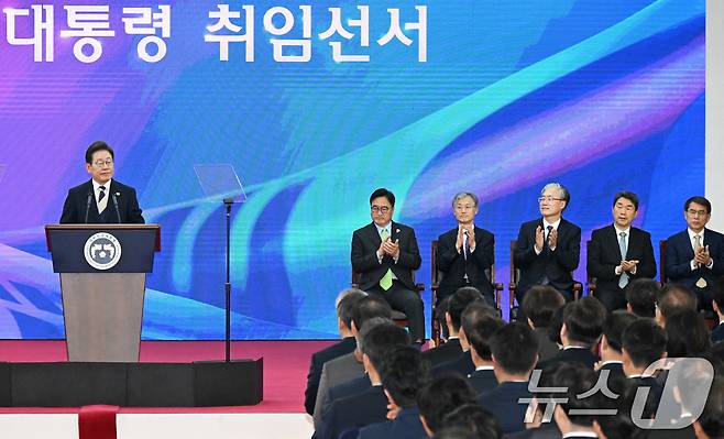 우원식 국회의장(왼쪽부터), 조희대 대법원장, 김형두 헌법재판소장 권한대행, 이주호 국무총리 권한대행, 노태악 중앙선거관리위원장이 4일 서울 여의도 국회에서 이재명 대통령의 취임사를 들으며 손뼉치고 있다. 2025.6.4/뉴스1 ⓒ News1 국회사진기자단