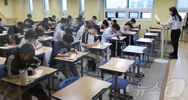 재수생들이 2026학년도 대학수학능력시험 6월 평가원 모의고사 시행일인 4일 오전 서울 양천구 종로학원 고사실에서 답안지를 작성하고 있다. (공동취재) 2025.6.4/뉴스1 ⓒ News1 이승배 기자