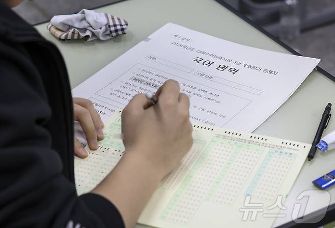 2026학년도 대학수학능력시험 6월 모의고사가 치러진 4일 오전 서울 광진구 광남고등학교에서 3학년 학생들이 OMR카드에 마킹을 하고 있다. 2025.6.4/뉴스1 ⓒ News1 사진공동취재단
