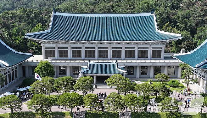 청와대가 다시 대통령 집무실로 변경될 예정인 가운데 이재명 제21대 대통령은 당분간 용산 대통령실을 집무실로 사용한다. 이재명 대통령은 후보 시절 “대통령실을 용산에서 시작하되, 이후 보수 공사를 거쳐 청와대로 이전하겠다”는 입장을 밝힌 바 있다.  2025.6.3/뉴스1 ⓒ News1 박지혜 기자