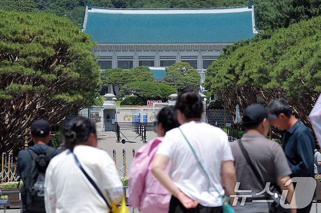 권력의 상징에서 ‘국민 품으로 돌아간 공간’으로 환영받았던 청와대가 다시 대통령 집무실로 변경될 예정인 가운데 4일 휴관으로 문이 닫힌 청와대를 찾은 외국인 관광객들이 아쉬워 하고 있다.  2025.6.4/뉴스1 ⓒ News1 박정호 기자