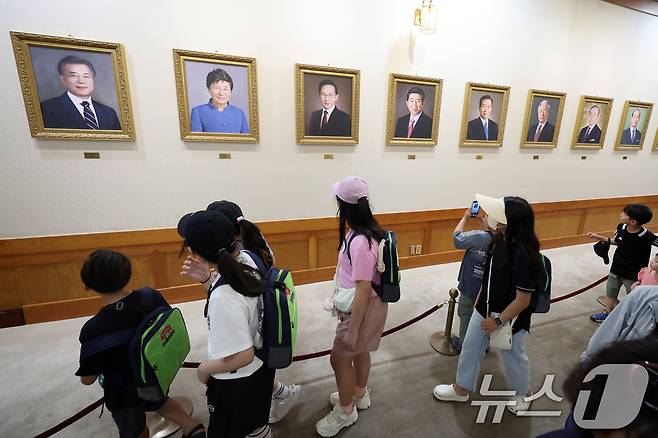 제21대 대통령 선거 투표일인 3일 서울 종로구 청와대에서 관람객들이 역대 대통령 초상화를 살펴보고 있다. 2025.6.3/뉴스1 ⓒ News1 황기선 기자