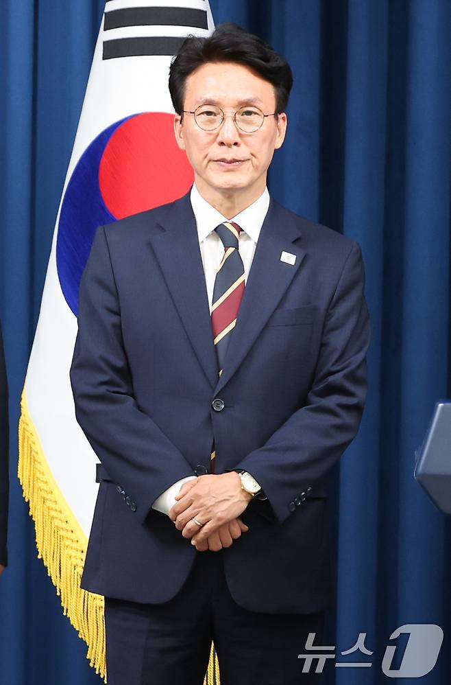 이재명 정부 첫 대통령실 국무총리 후보자로 임명된 김민석 더불어민주당 의원이 4일 서울 용산구 대통령실 청사 브리핑룸에서 열린 인선 발표에 참석해 있다.  2025.6.4/뉴스1 ⓒ News1 허경 기자