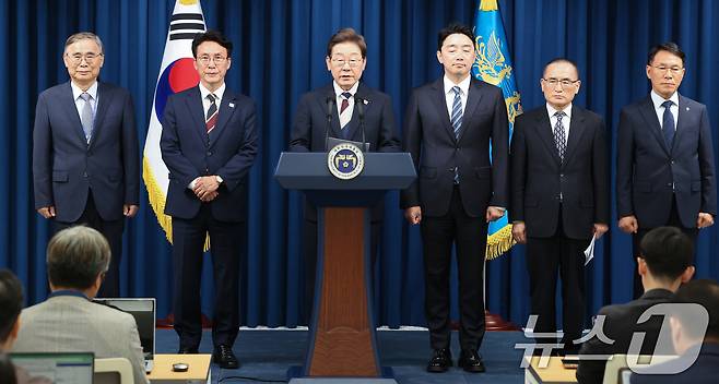 이재명 대통령이 4일 서울 용산구 대통령실 청사 브리핑룸에서 국무총리와 국정원장, 대통령 비서실장 등 인선발표를 하고 있다.  2025.6.4/뉴스1 ⓒ News1 허경 기자