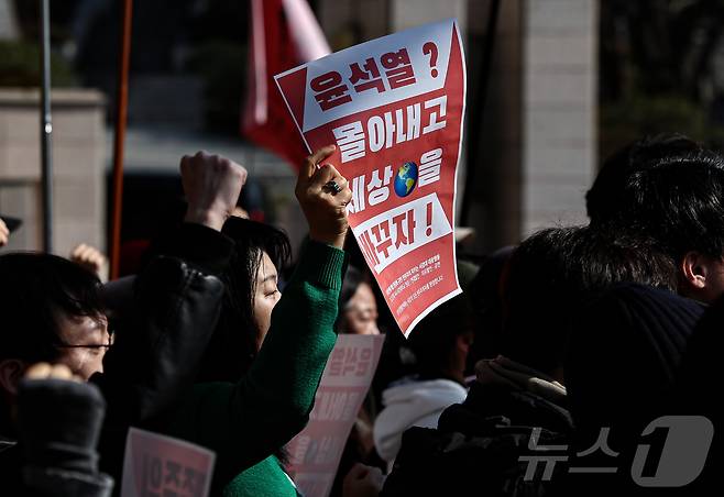 2월 서울 마포구 서강대학교 정문 인근에서 민주주의 지키는 서강대 대응행동 주최로 열린 윤석열 탄핵 찬성 집회에서 참가자들이 구호를 외치는 모습. ⓒ News1 김도우 기자