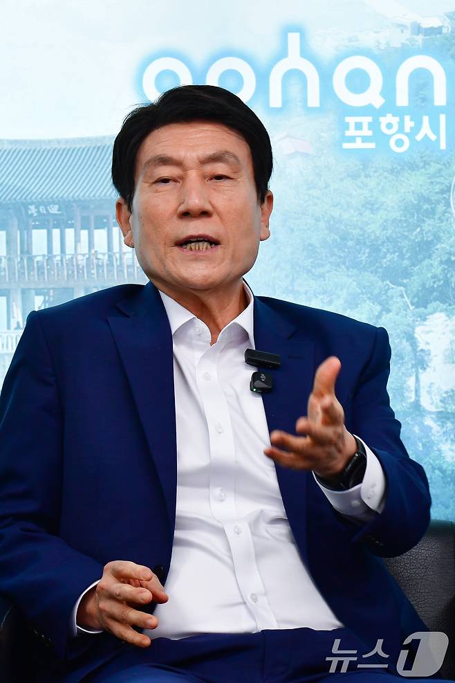 이강덕 경북 포항시장이 4일 시청 브리핑룸에서 이재명 대통령 정부 출범과 관련 포스텍 의대와 영일만대교, 철강산업위기 대응 특별법 등 지역 에 필요한 각종 현안들이 차질없이 진행될 수 있도록 지원 요청을 하고 있다. 2025.6.4/뉴스1 ⓒ News1 최창호 기자