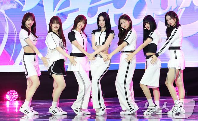 그룹 유스피어(USPEER)의 이 4일 서울 마포구 SBS 프리즘타워에서 가진 첫 싱글 '스피드 존'(SPEED ZONE) 발매 쇼케이스에서 타이틀곡 '텔레파시'(Telepathy)를 선보이고 있다. 2025.6.4/뉴스1 ⓒ News1 권현진 기자