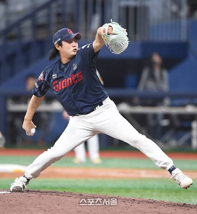 롯데 정철원이 고척스카이돔에서 열린 2025 KBO리그 키움과 경기에서 역투하고 있다. 고척 | 박진업 기자 upandup@sportsseoul.com