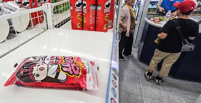 1일 서울 송파구 잠실야구장 내 편의점 내 크보빵 매대가 텅 비어 있다. 1000만개가 팔리며 선풍적 인기를 끌었던 크보빵은 SPC삼립 시화공장 노동자 사망사고 여파로 생산을 중단했다. 사진 | 연합뉴스