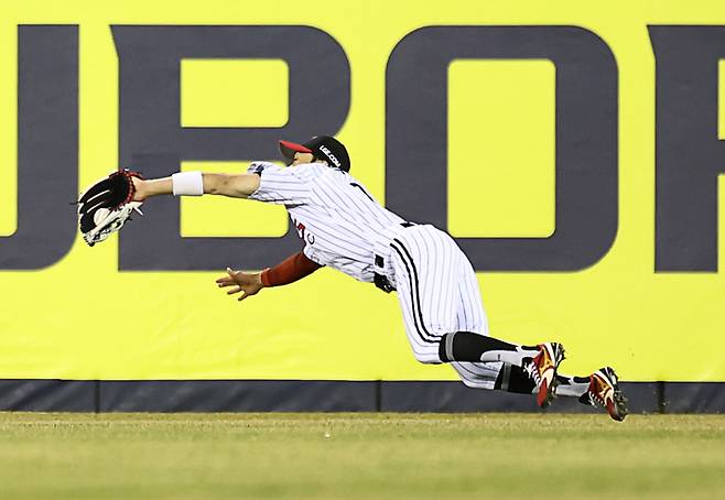 LG 박해민이 25일 서울 잠실구장에서 열린 2025 KBO리그 정규시즌 한화전에서 몸을 날려 수비하고 있다. 사진 | 연합뉴스