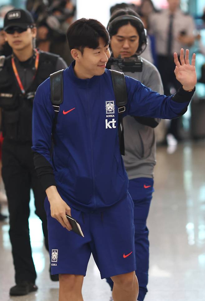 이라크로 출국하는 손흥민

    (영종도=연합뉴스) 윤동진 기자 = 대한민국 축구대표 손흥민이 2일 인천국제공항 제1터미널을 통해 이라크로 출국하고 있다. 축구대표팀은 이날 전세기를 타고 이라크로 이동, 6일 이라크를 상대로 2026 국제축구연맹(FIFA) 북중미 월드컵 아시아 3차 예선 B조 9차전을 치른다. 2025.6.2