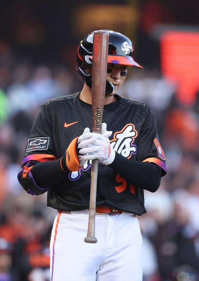 샌프란시스코 자이언츠 이정후가 4일(한국시각) 오라클파크에서 열린 샌디에이고 파드리스와의 경기에서 3회말에 타석에 들어서고 있다. Imagn Images연합뉴스