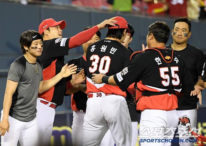 꿈에 그리던 데뷔전을 마친 홍원빈을 진심으로 축하해준 박찬호, 조상우, 양현종.