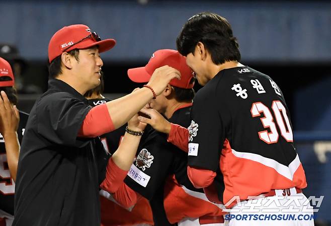 퓨처스리그 감독 시절부터 함께했던 손승락 수석코치는 제자 홍원빈을 따뜻한 손길로 반겼다. 잠실=박재만 기자 pjm@sportschosun.com