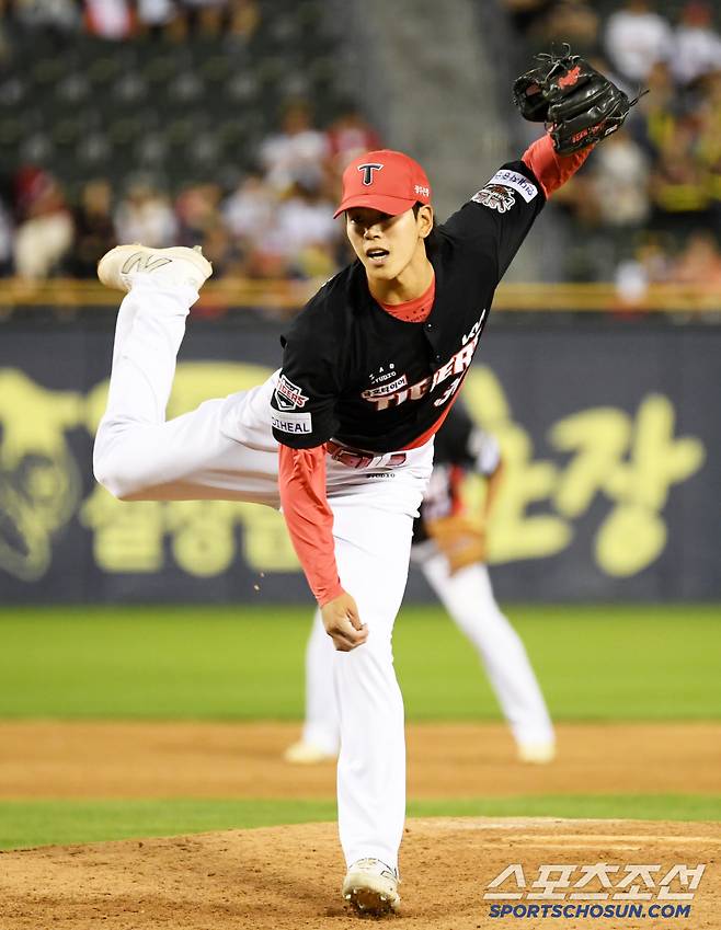 7년 만에 꿈을 이룬 KIA 타이거즈 투수 홍원빈은 포수 미트만 보고 당차게 볼을 던졌다.