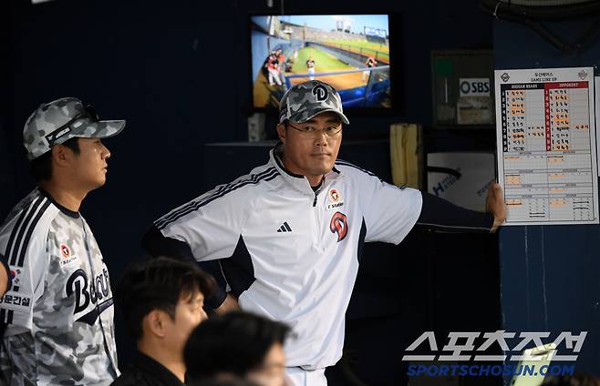 3일 잠실구장에서 열린 두산 베어스와 KIA 타이거즈의 경기. 두산 조성환 감독대행이 생각에 잠겨 있다. 잠실=박재만 기자 pjm@sportschosun.com/2025.06.03/