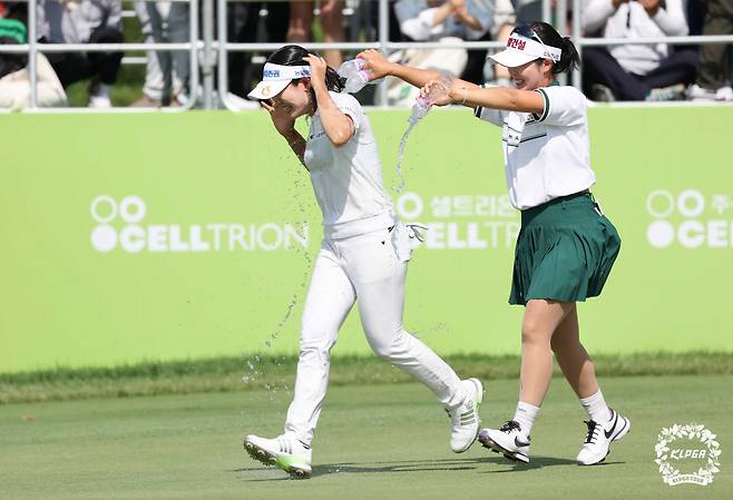 박민지 2024 셀트리온 퀸즈 마스터즈 FR 우승 축하 세리머니