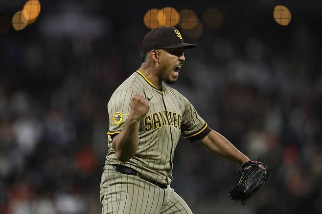 샌디에이고 제레미아 에스트라다가 연장 10회말 이정후를 유격수 땅볼로 처리하며 승리를 확정한 뒤 포효하고 있다. AP연합뉴스