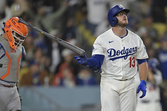 LA 다저스 맥스 먼시가 4일(한국시각) 뉴욕 메츠와의 홈경기에서 4-5로 뒤진 9회말 우월 솔로홈런을 터뜨린 뒤 타구를 바라보고 있다. AP연합뉴스