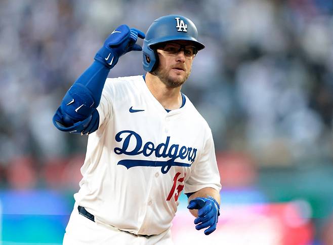 맥스 먼시가 1회말 투런홈런을 터뜨린 뒤 베이스를 돌며 포효하고 있다. AFP연합뉴스