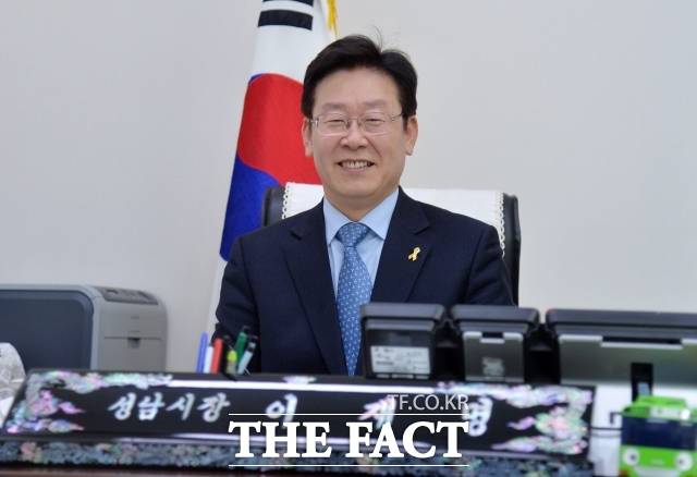 이 당선인은 2010년 세 번째 도전 끝에 마침내 민선 5기 성남시장에 당선됐다. 51.2%의 득표율이었다. 2015년 <더팩트>와 인터뷰 당시 이 당선인의 모습. /더팩트DB