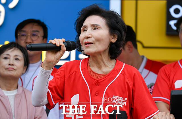 김문수 국민의힘 대선 후보의 부인 설난영 여사가 31일 오후 서울 동작구 중앙대학교병원 앞에서 지지를 호소하고 있다. /장윤석 기자