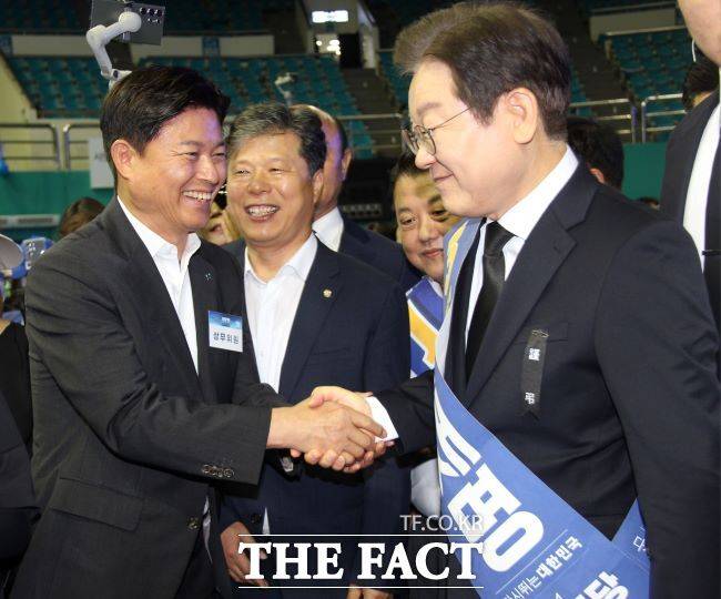 이재명 후보와 악수하는 조용익 시장. /페이스북 캡처