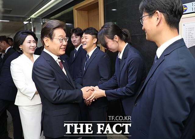 국회 방호과 직원들과 인사하는 이재명 대통령.