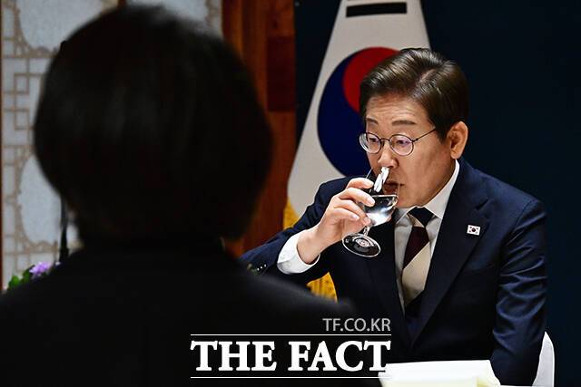물 마시는 이재명 대통령.