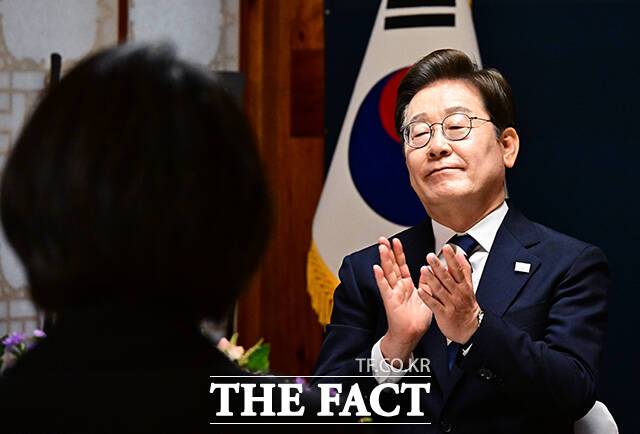 박수 치는 이재명 대통령.