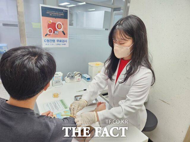 담양군이 C형간염 검사를 위한 혈액검사를 실시하고 있다. /담양군