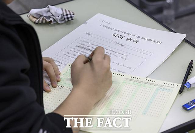 2026학년도 대학수학능력시험 6월 모의평가가 4일 오전 서울 광진구 광남고등학교에서 진행된 가운데 학생들이 OMR카드에 마킹을 하고 있다. /사진공동취재단