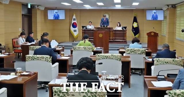 부여군의회가 4일 본회의장에서 제292회 정례회를 열고 오는 24일까지 21일간의 의사일정에 돌입했다. /김형중 기자