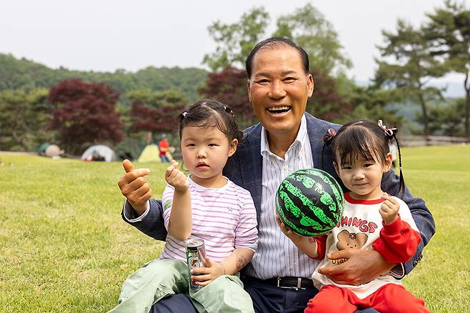 <사진> 5월 마지막 토요일 골프장은 화려한 콘서트 무대와 놀이터로 변모한다. 경기 파주 서원밸리에서 열린 그린콘서트. 행사를 주최한 대보그룹 최등규 회장이 어린이 관람객과 즐거운 시간을 보내고 있다. 서원밸리 제공