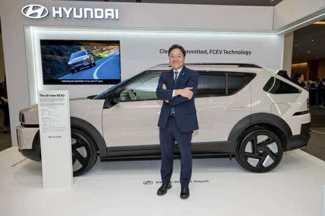 FISITA WMC에서 현대차·기아 전동화에너지솔루션담당 김창환 부사장이 신형 수소전기차 ‘디 올 뉴 넥쏘’ 앞에서 기념 사진을 촬영하는 모습