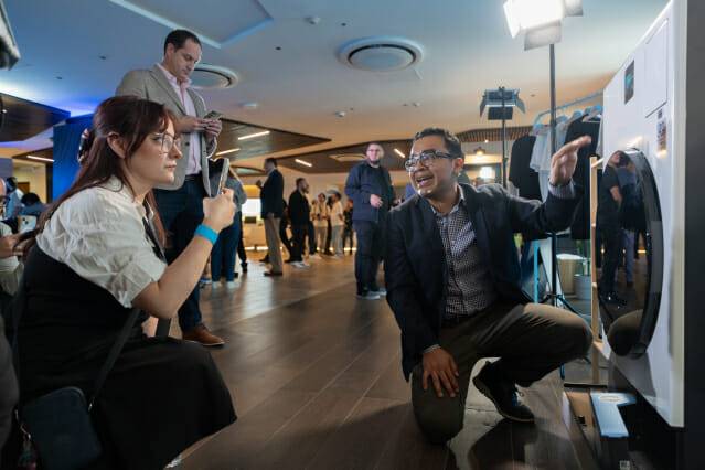 멕시코시티에서 진행된 삼성전자 '2025 중남미 테크세미나'에서 참석자들이 '비스포크 AI 가전' 신제품을 살펴보고 있다.(사진=삼성전자)