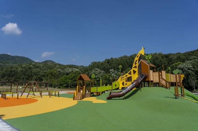 성남 율동공원 오토캠핑장 어린이놀이터. 성남시 제공
