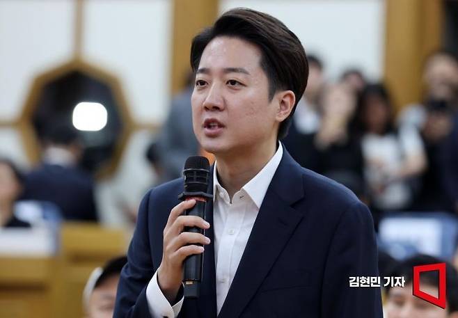 이준석 개혁신당 대선 후보가 3일 방송 3사 출구조사 발표를 확인한 뒤 국회 의원회관에 마련된 당 개표상황실에 도착해 소감을 밝히고 있다.