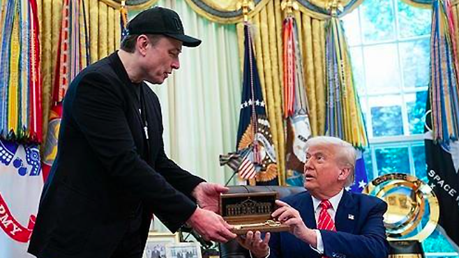 트럼프 대통령이 지난달 30일(현지시간) 머스크에게 '황금 열쇠' 선물을 건네는 모습. AFP연합뉴스