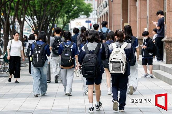 23일 서울 양천구 목동 학원가에서 학생들이 학교 수업을 마친 뒤 학원으로 이동하고 있다. 강진형 기자