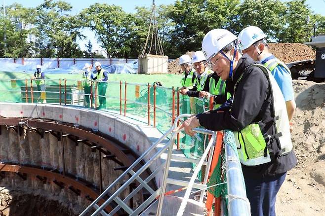 이성해 철도공단 이사장이 4일 신분당선 광교~호매실 철도사업 현장에서  공사 진행 상황을 직접 점검하고 있다. 국가철도공단 제공