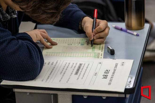 대학수학능력시험 6월 모의평가 시행일인 4일 오전 서울 금천구 금천고등학교에서 학생들이 답안지를 작성하고 있다. 2025.06.04. 사진공동취재단