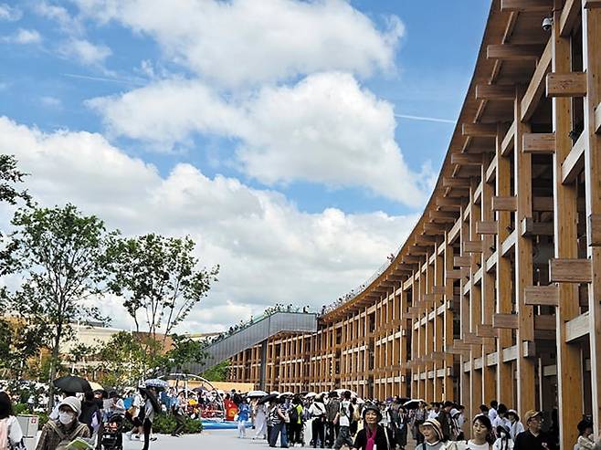 오사카 엑스포의 상징인 ‘그랜드 링’은 엑스포 관람객들의 쉼터이자, 에스컬레이터·엘리베이터까지 갖춘 이동 통로다. /최보윤 기자