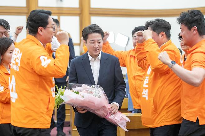 3일 오후 서울 영등포구 국회의사당 개혁신당 대통령선거 개표상황실을 찾은 이준석 대선후보가 천하람 선대위원장을 비롯한 당 관계자들로부터축하를 받고  있다. /장련성 기자