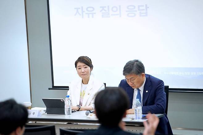 지난달 31일 열린 대한의료정책학교 주최 '전공의·의대생에게 듣는 정책 간담회'에 더불어민주당 강선우·김윤 의원이 참석해 질의 응답을 주고받았다. /대한의료정책학교