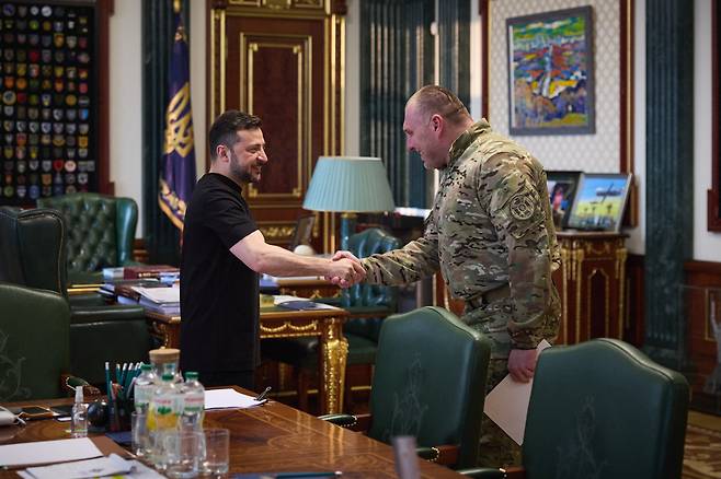 볼로디미르 젤렌스키 우크라이나 대통령(왼쪽)이 1일 키이우에서 드론으로 러시아 공군 전략폭격기를 파괴하는 작전을 성공적으로 수행한 바실 말리우크 우크라이나 보안국 국장과 악수하고 있다./AFP 연합뉴스